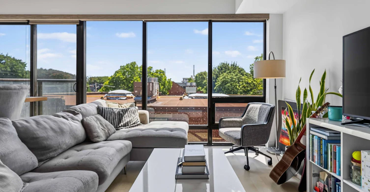 325-246 Logan Avenue, Toronto, ON, M4M 0E9 - 5