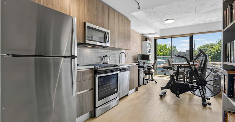 325-246 Logan Avenue, Toronto, ON, M4M 0E9 - 11