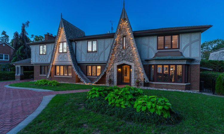 787 Simcoe Street N