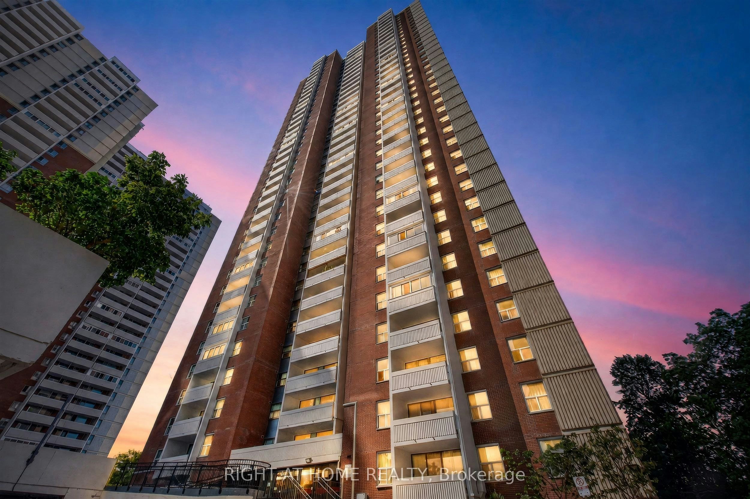 2407-3 Massey Square, Toronto, ON, M4C 5L5 - 2
