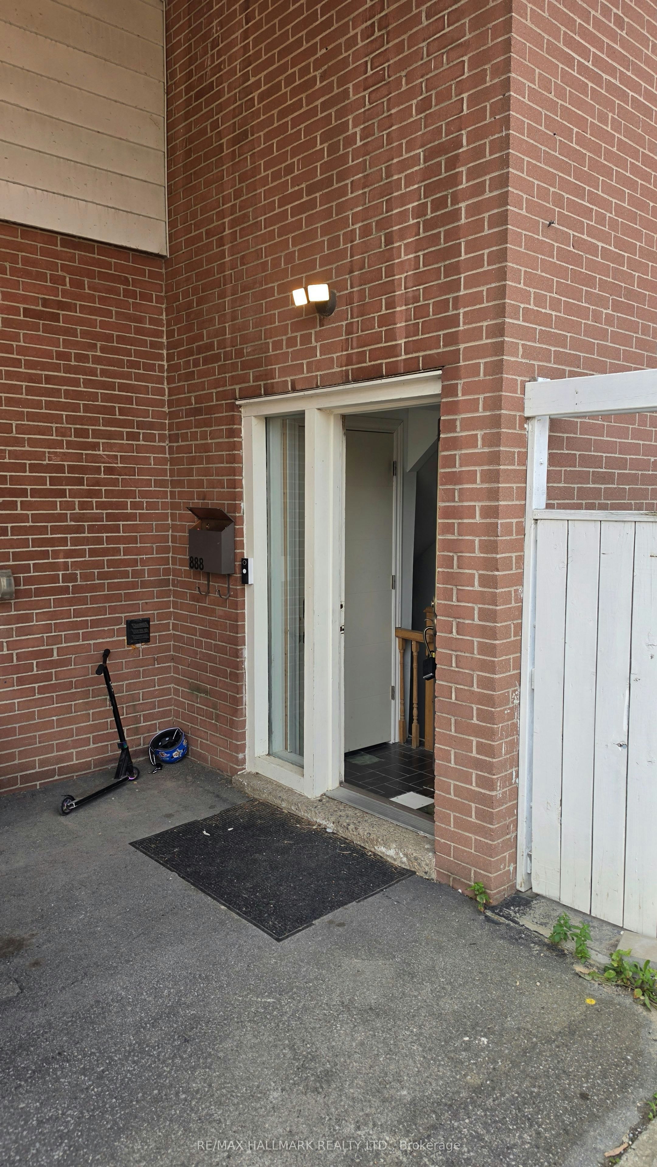 ROOM 2-888 Krosno Boulevard, Pickering, ON, L1W 1H4 - 2