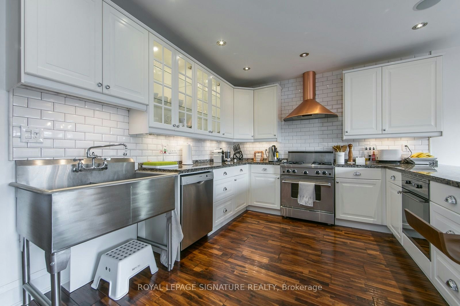 15 Battenberg Avenue, Toronto, ON, M4L 1J7 - 8
