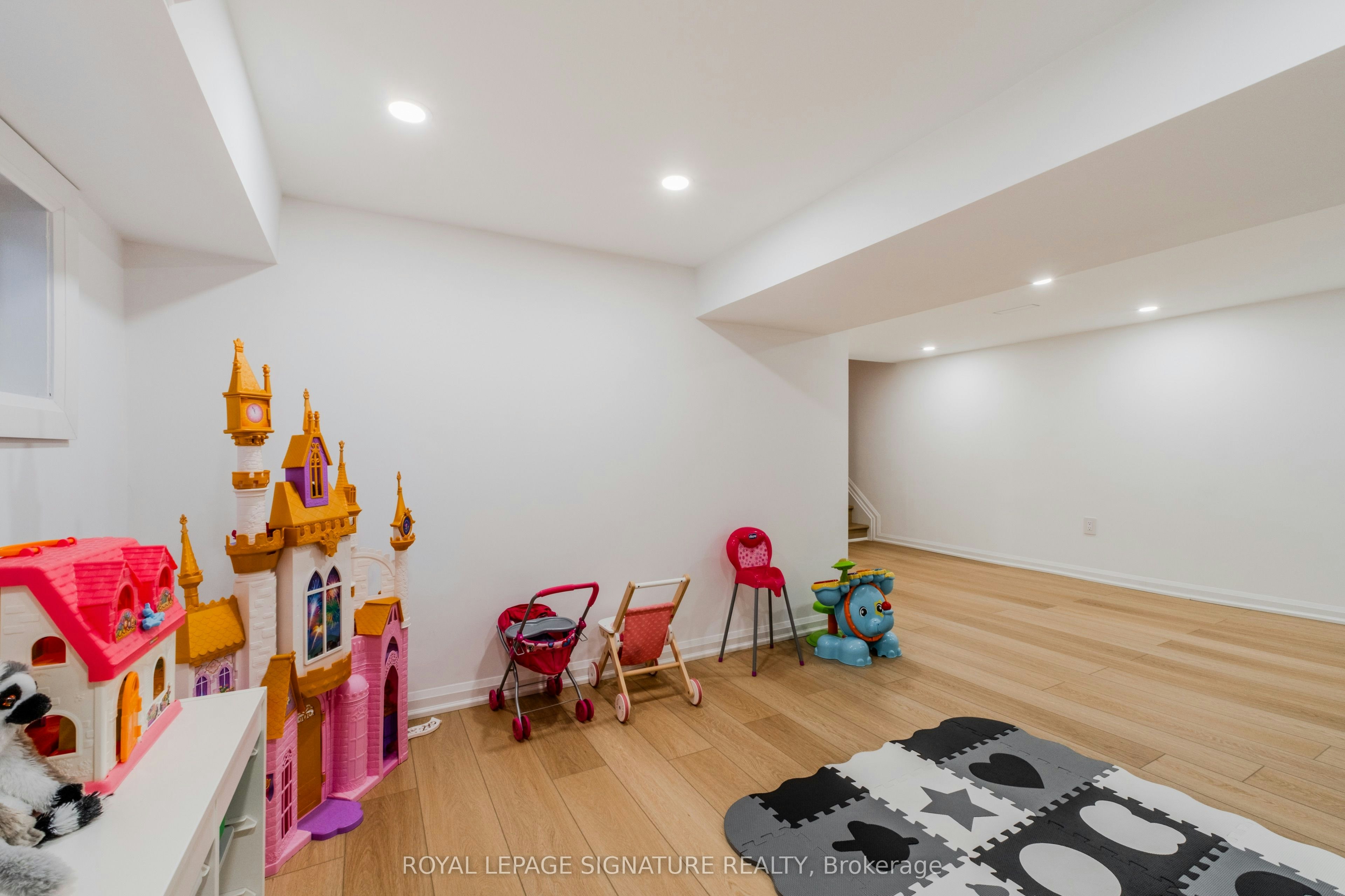 15 Battenberg Avenue, Toronto, ON, M4L 1J7 - 19
