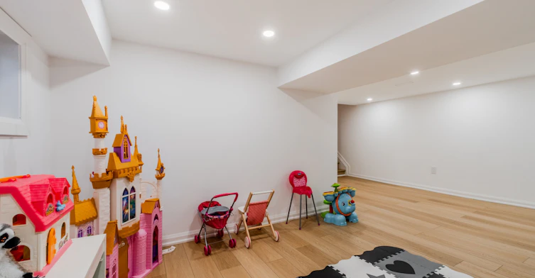 15 Battenberg Avenue, Toronto, ON, M4L 1J7 - 19