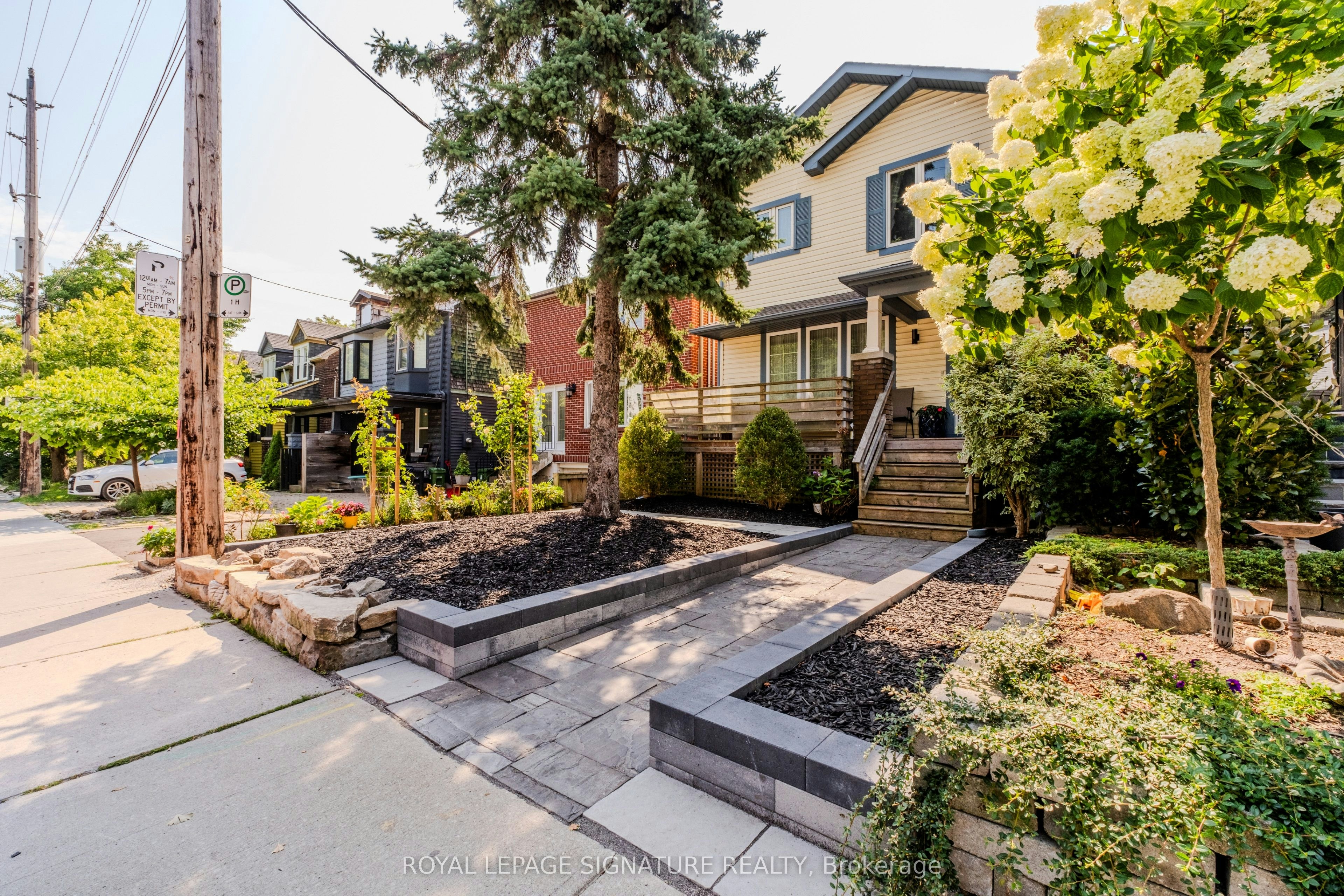 15 Battenberg Avenue, Toronto, ON, M4L 1J7 - 4