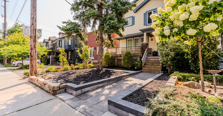 15 Battenberg Avenue, Toronto, ON, M4L 1J7 - 4