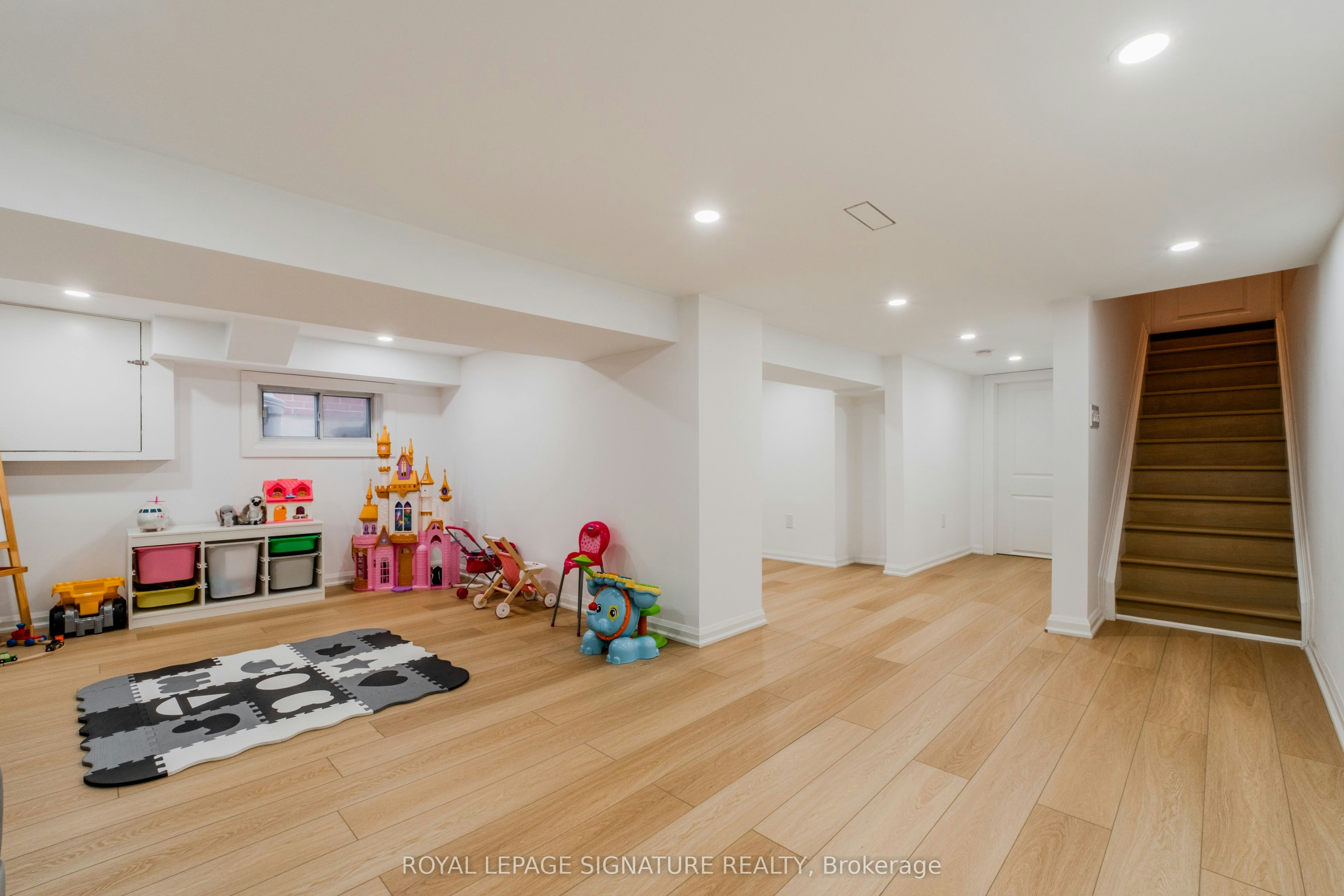 15 Battenberg Avenue, Toronto, ON, M4L 1J7 - 17