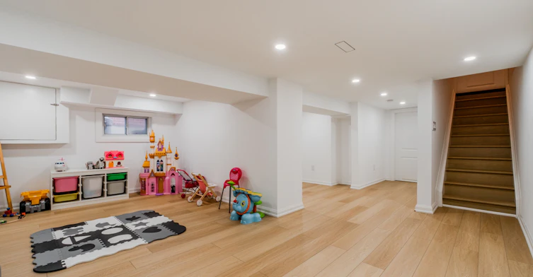 15 Battenberg Avenue, Toronto, ON, M4L 1J7 - 17