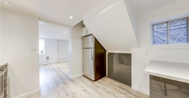 Lower-22 Curzon Street, Toronto, ON, M4M 3B4 - 16