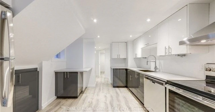 Lower-22 Curzon Street, Toronto, ON, M4M 3B4 - 9