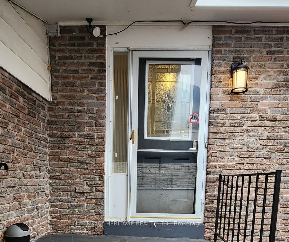 Main-975 Hawthorne Court, Oshawa, ON, L1H 2H4 - 2