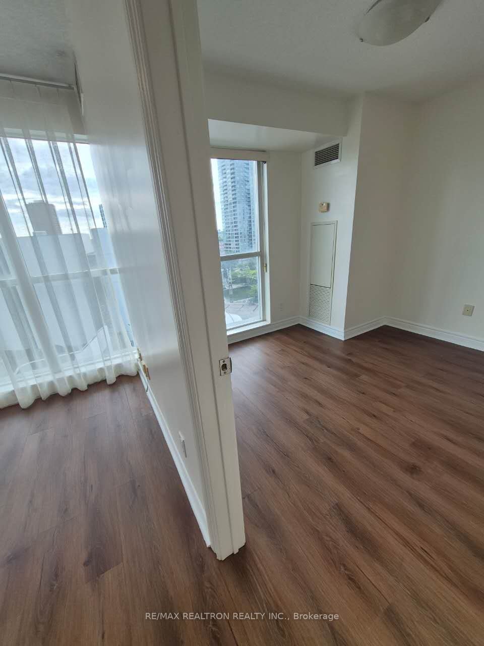 909-60 Town Centre Court, Toronto, ON, M1P 0B1 - 5