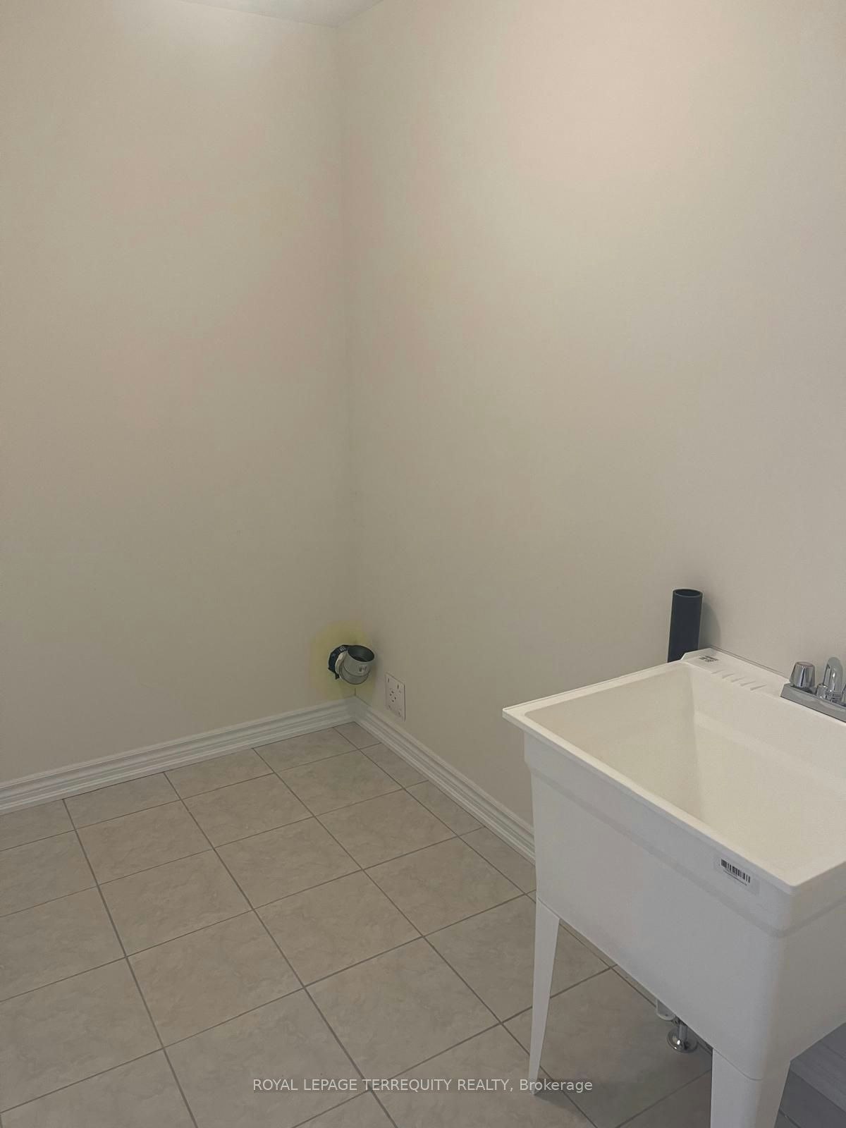 1111 Marathon Avenue, Pickering, ON, L1X 0L7 - 4