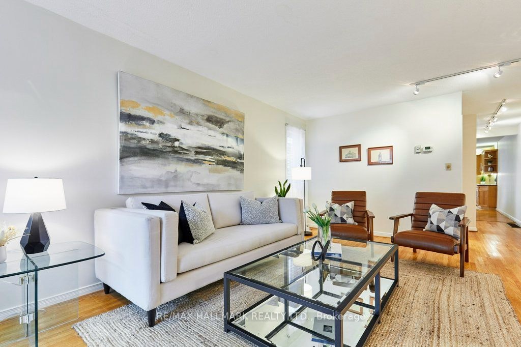 20 Pine Avenue, Toronto, ON, M4E 1L8 - 11