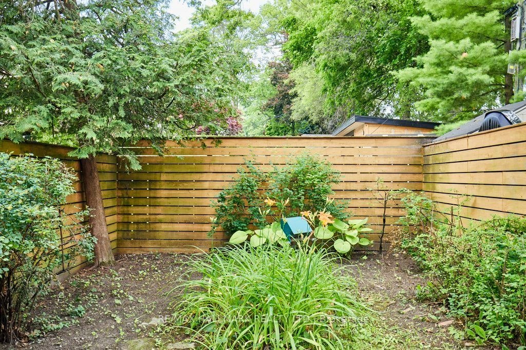 20 Pine Avenue, Toronto, ON, M4E 1L8 - 18