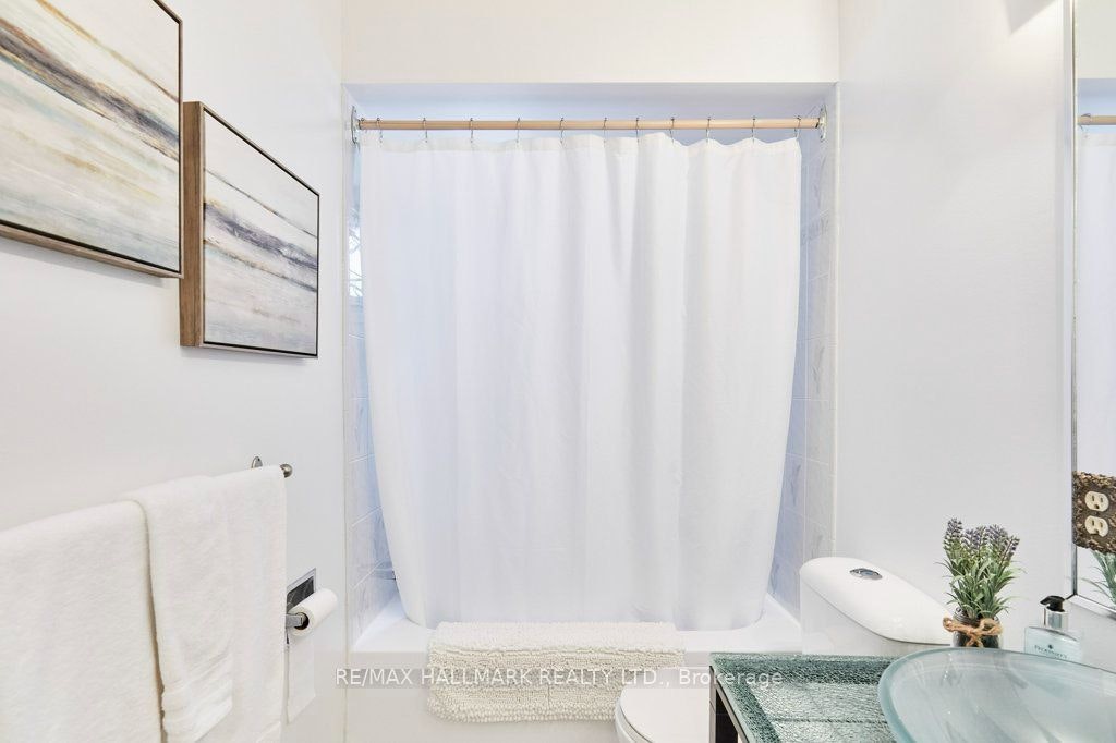 20 Pine Avenue, Toronto, ON, M4E 1L8 - 16