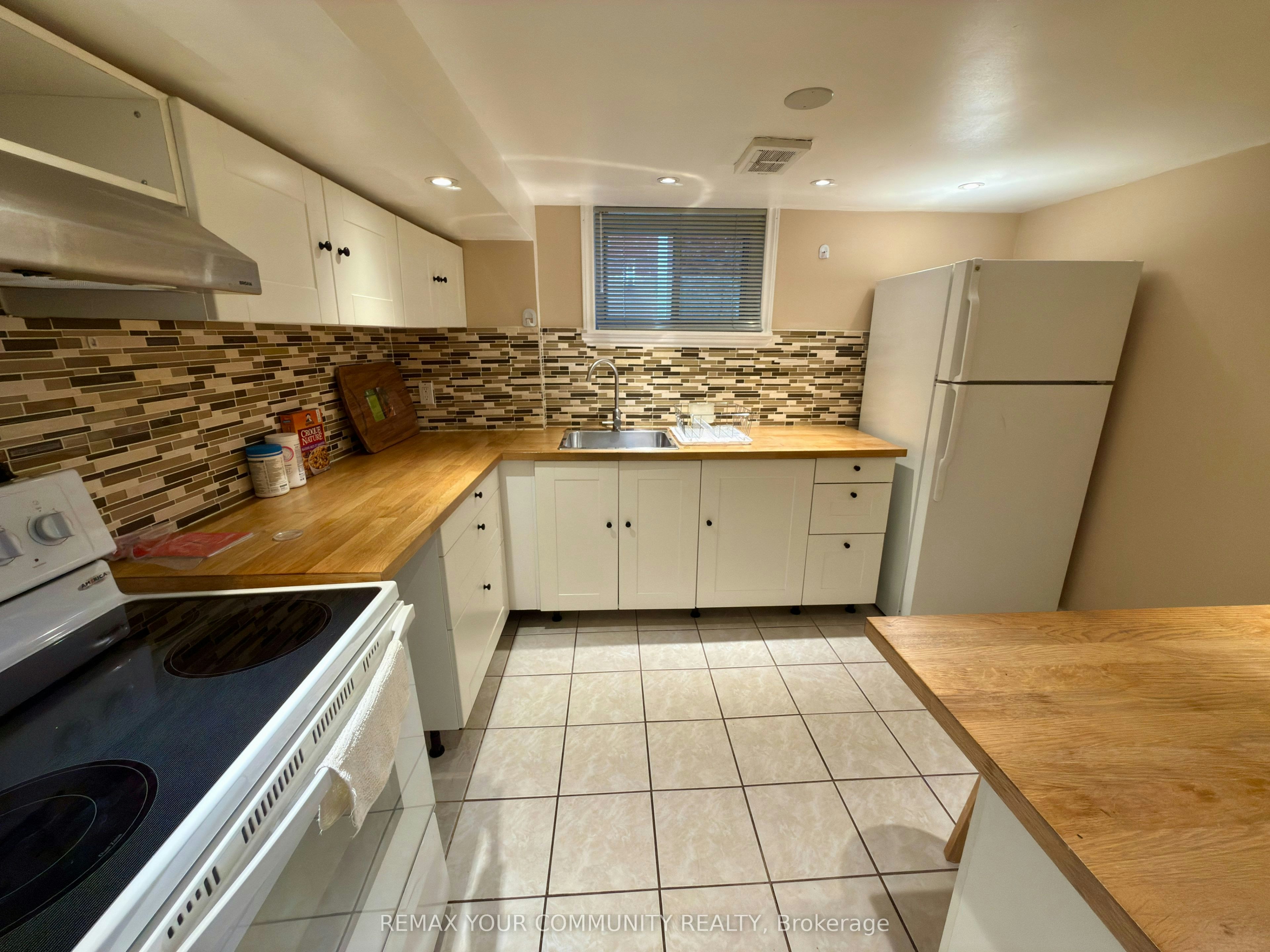 Lower Room 2-86 Lesmount Avenue, Toronto, ON, M4J 3V9 - 10