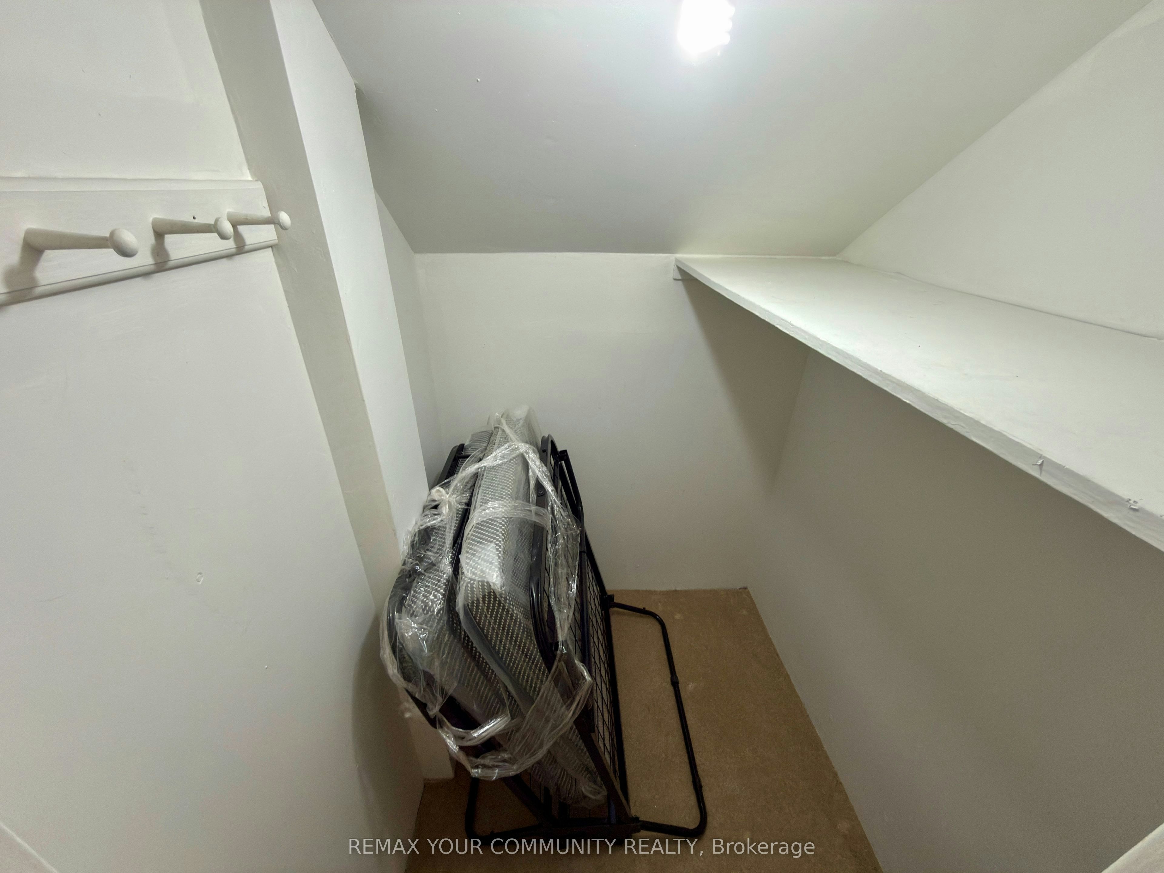 Lower Room 2-86 Lesmount Avenue, Toronto, ON, M4J 3V9 - 4