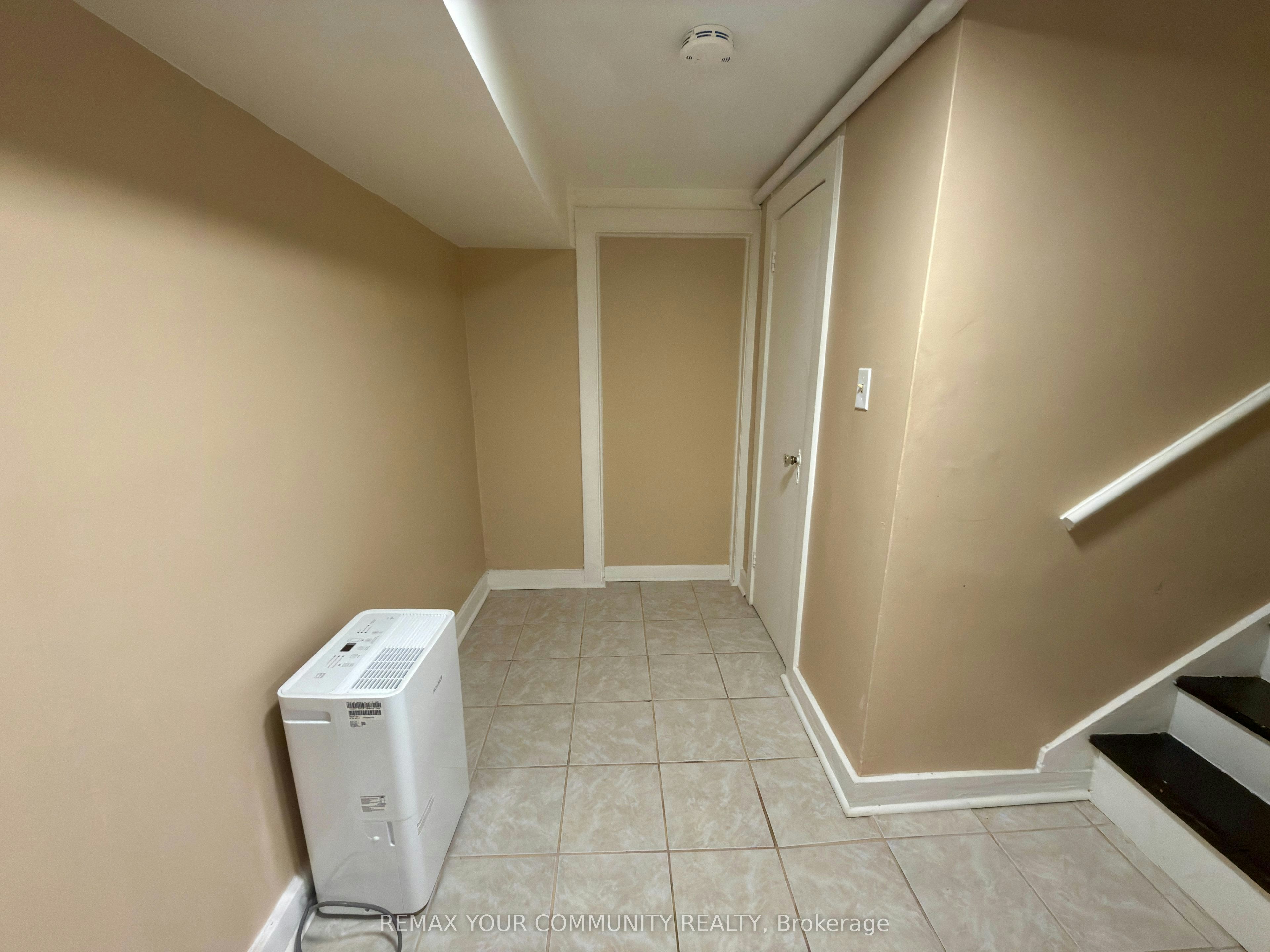 Lower Room 2-86 Lesmount Avenue, Toronto, ON, M4J 3V9 - 3