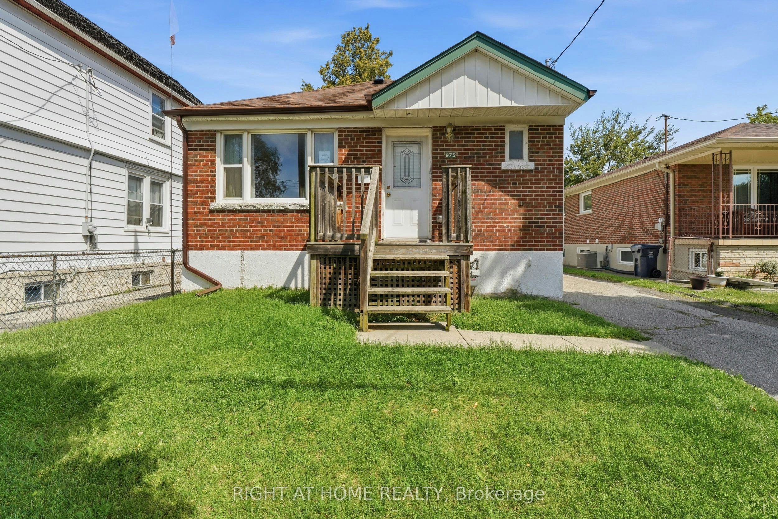 975 Victoria Park Avenue, Toronto, ON, M4B 2J4