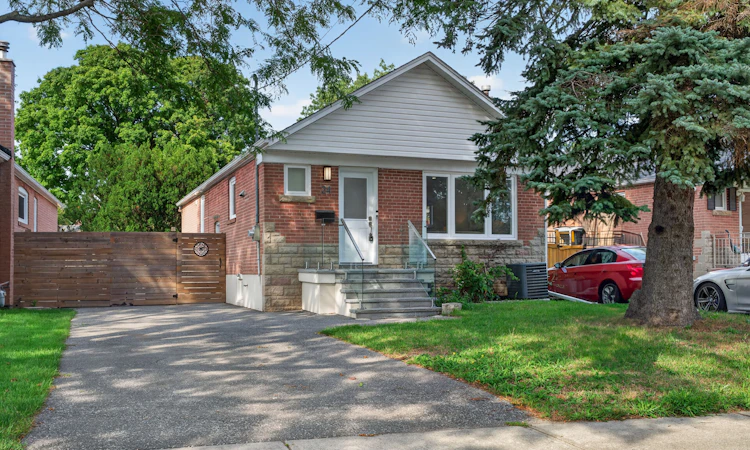 24 Glenshaw Crescent