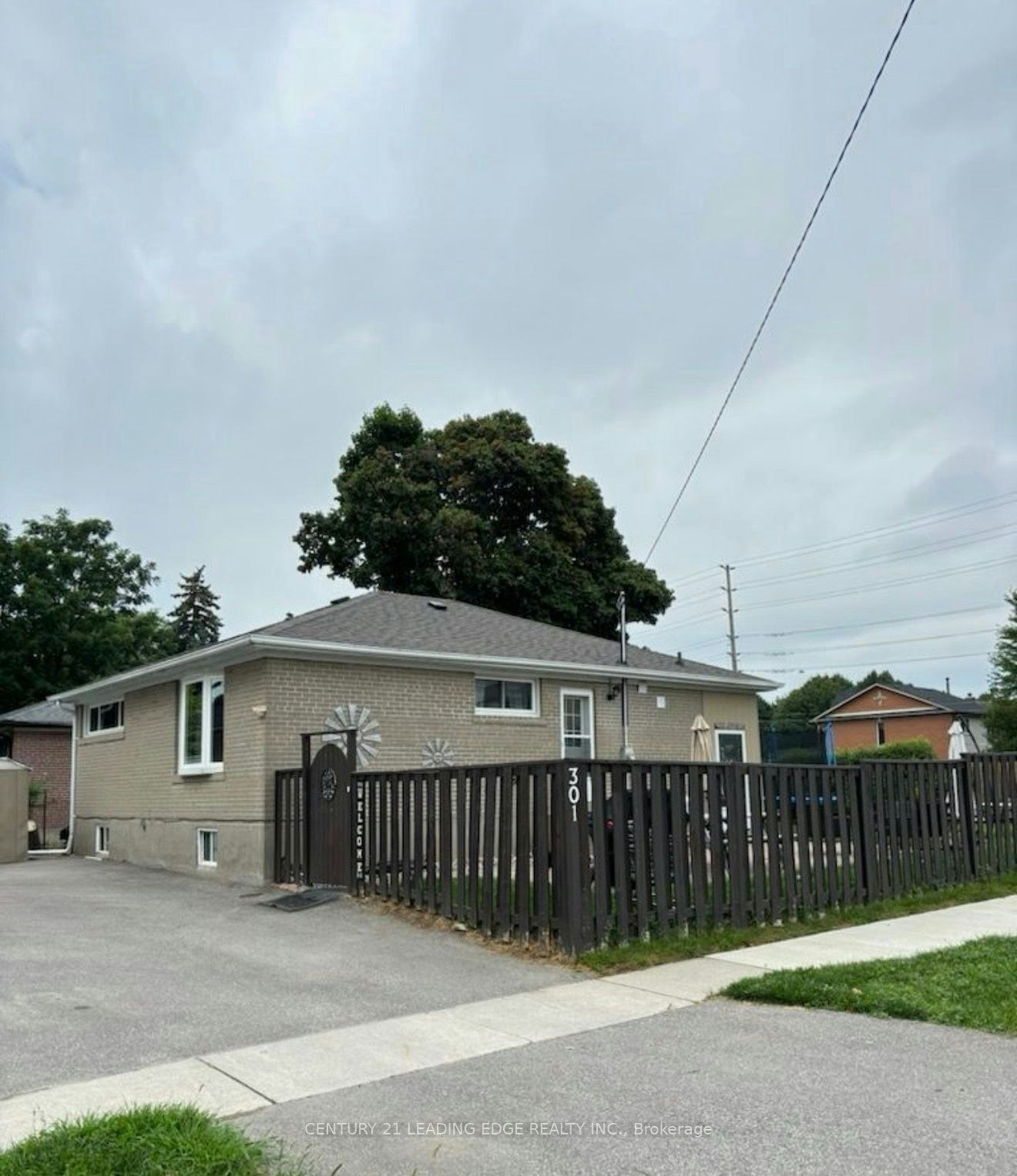 301 Rossland Road W, Whitby, ON, L1N 3H8