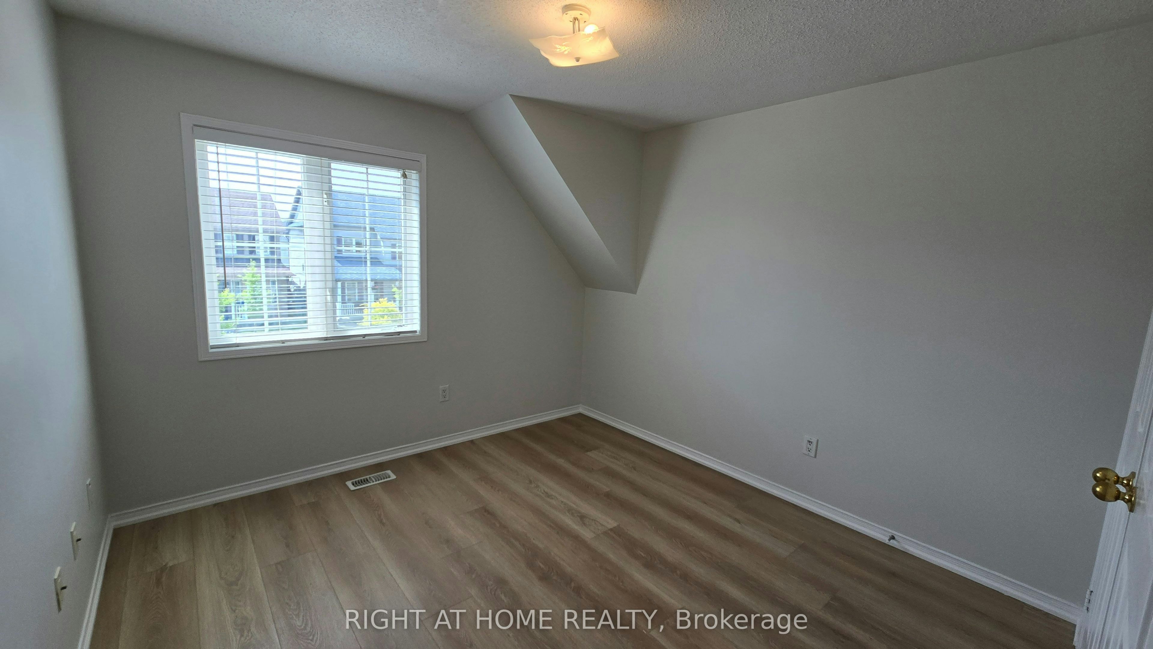 32 Donlevy Crescent, Whitby, ON, L1R 0B8 - 14
