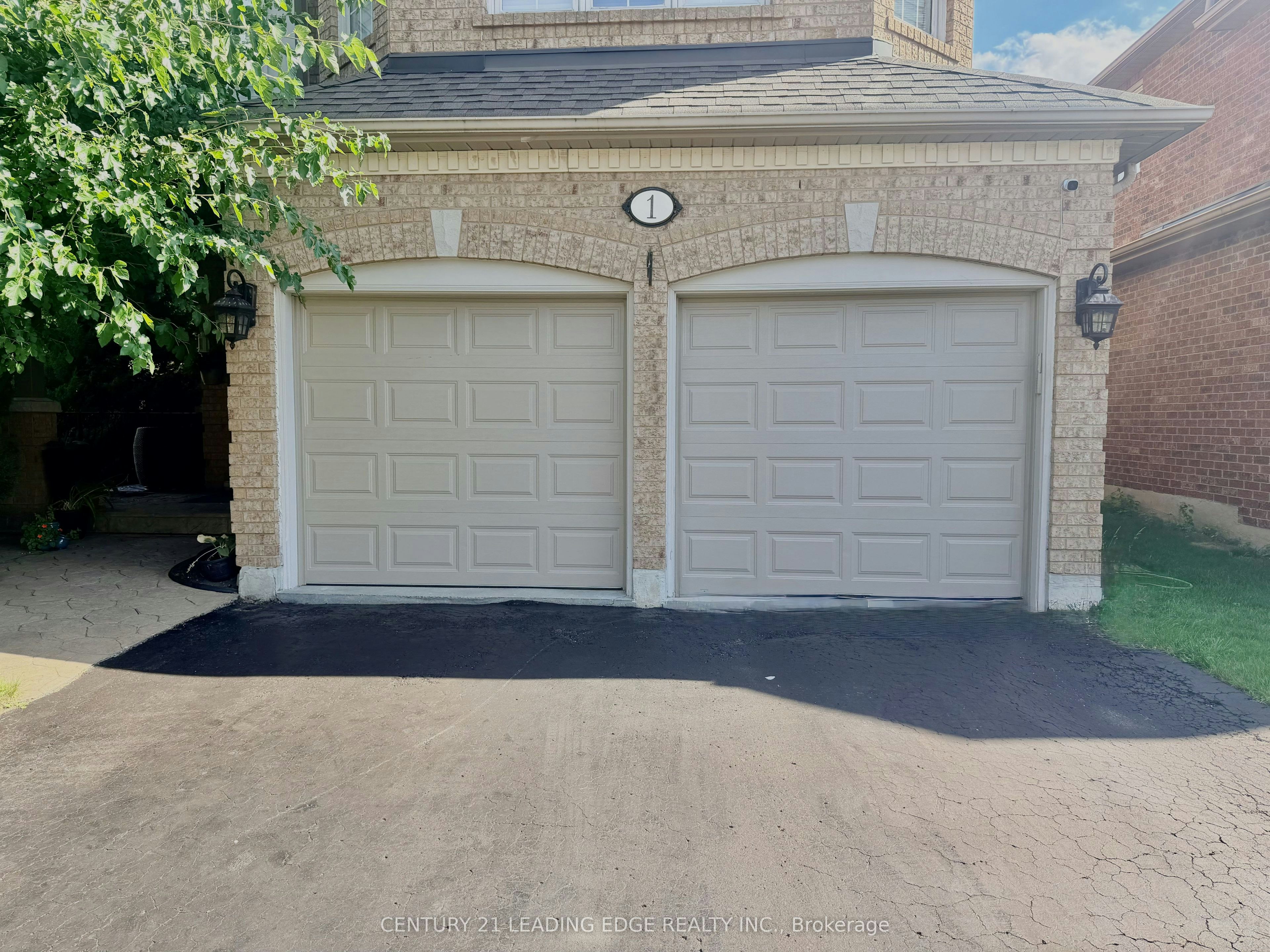 1 Castle Green Drive, Whitby, ON, L1R 2P9 - 4