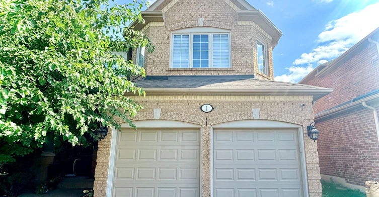 1 Castle Green Drive, Whitby, ON, L1R 2P9