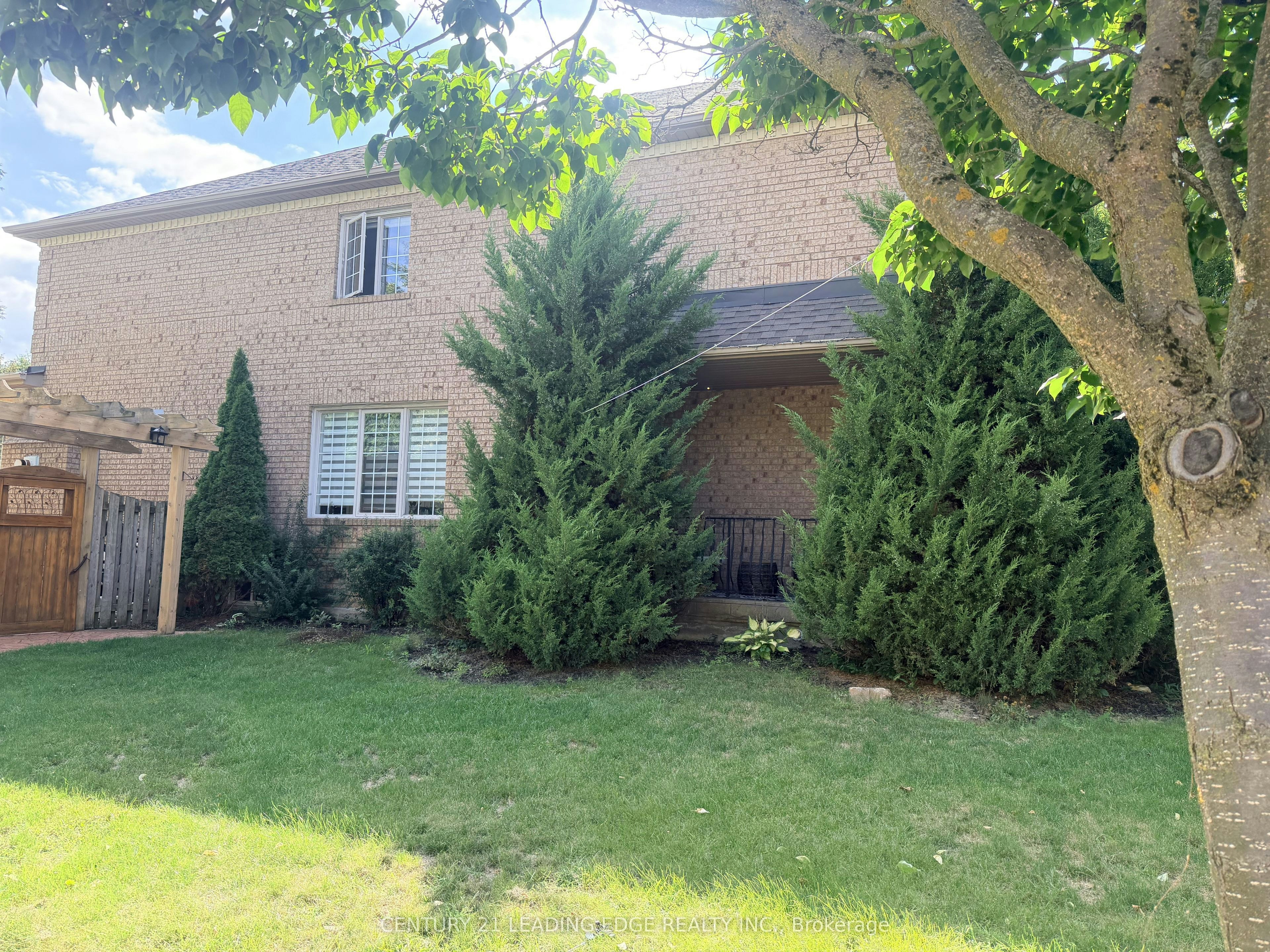 1 Castle Green Drive, Whitby, ON, L1R 2P9 - 5