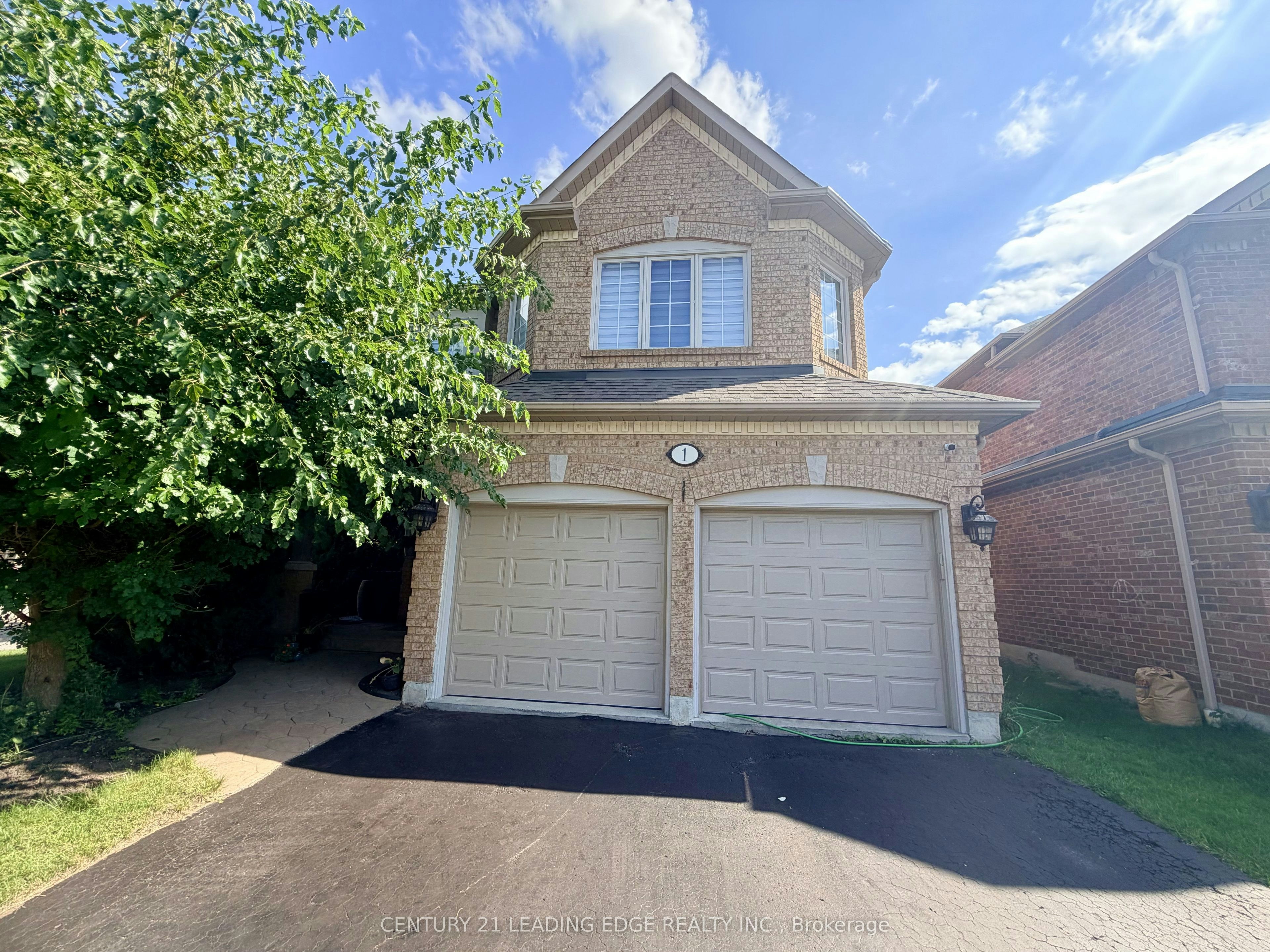 1 Castle Green Drive, Whitby, ON, L1R 2P9 - 2