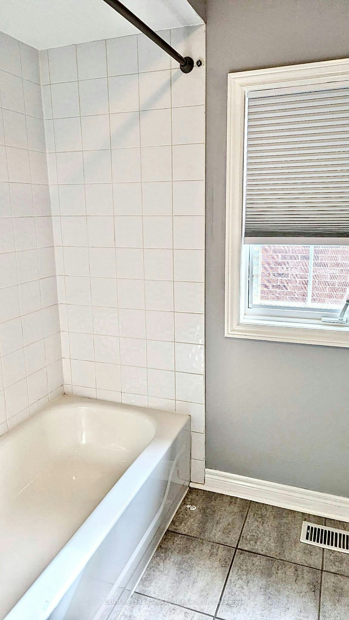 1 Castle Green Drive, Whitby, ON, L1R 2P9 - 18