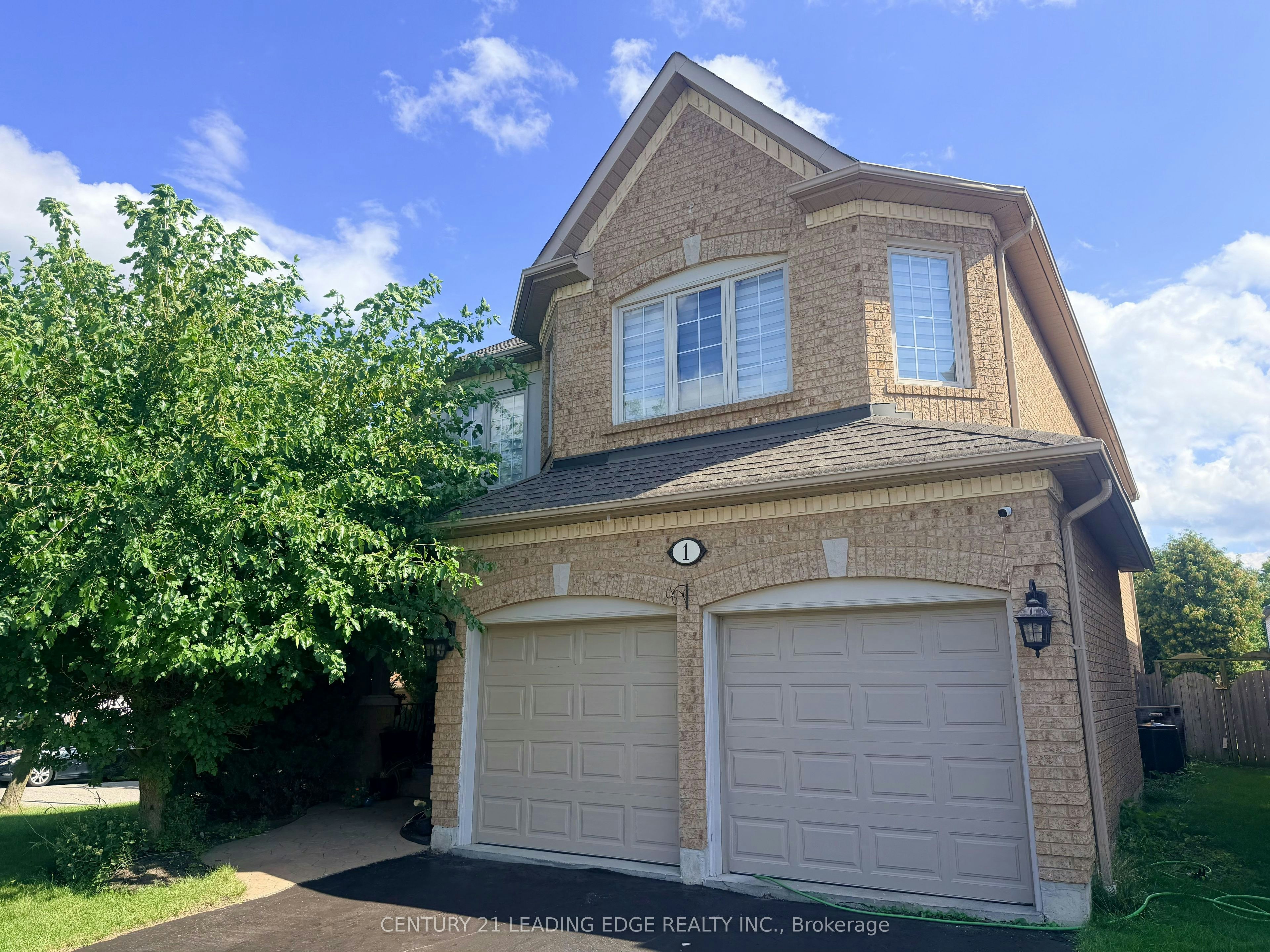 1 Castle Green Drive, Whitby, ON, L1R 2P9 - 3