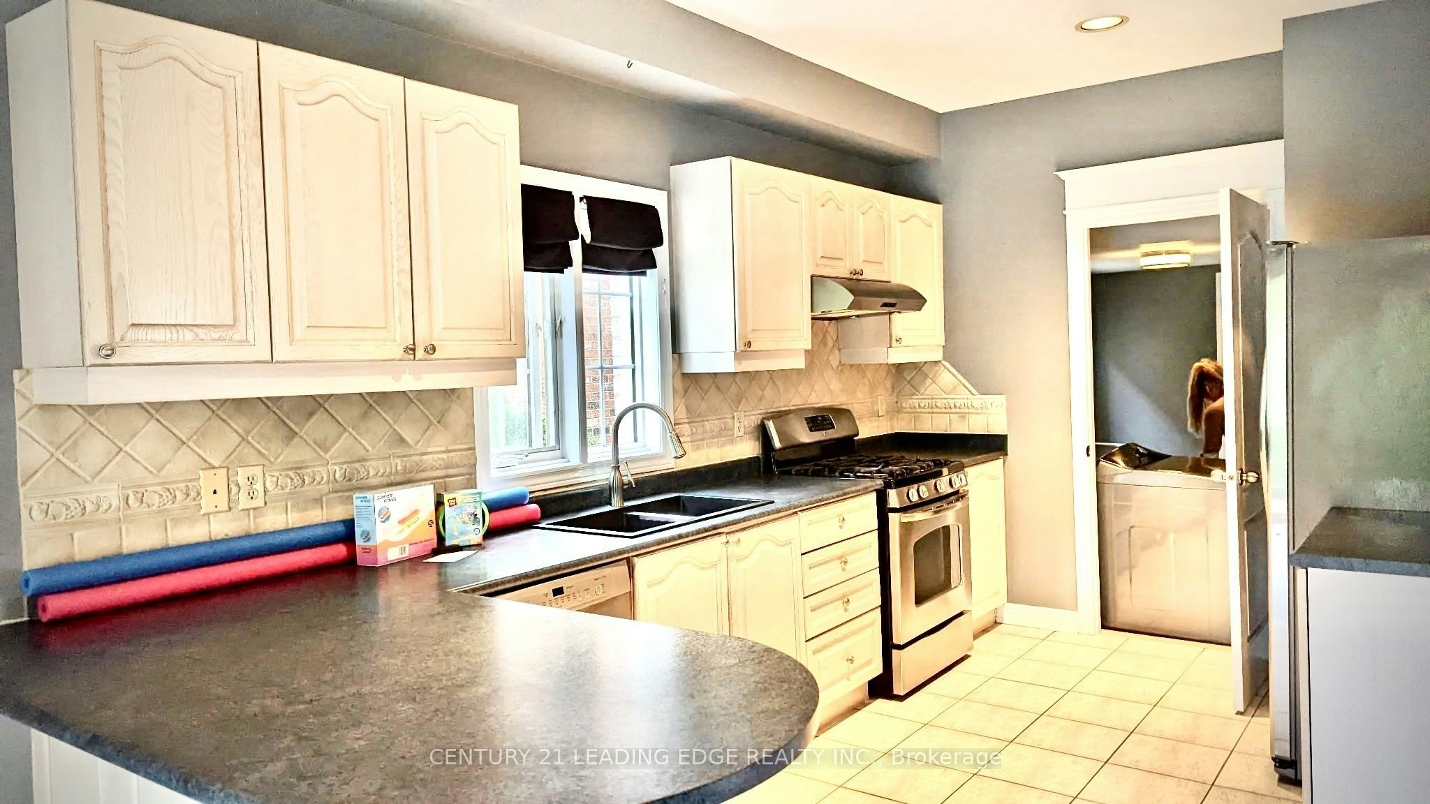 1 Castle Green Drive, Whitby, ON, L1R 2P9 - 11