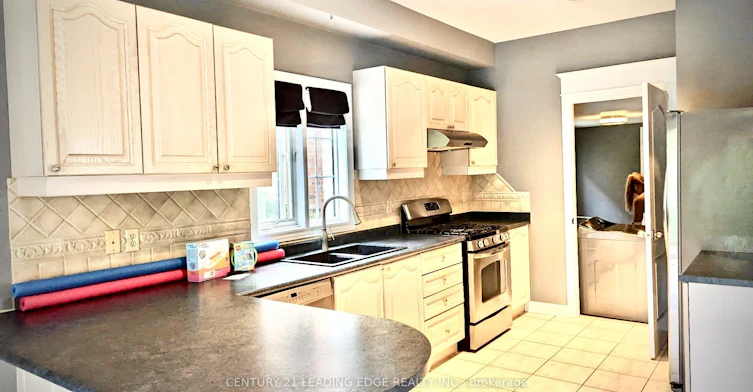 1 Castle Green Drive, Whitby, ON, L1R 2P9 - 11
