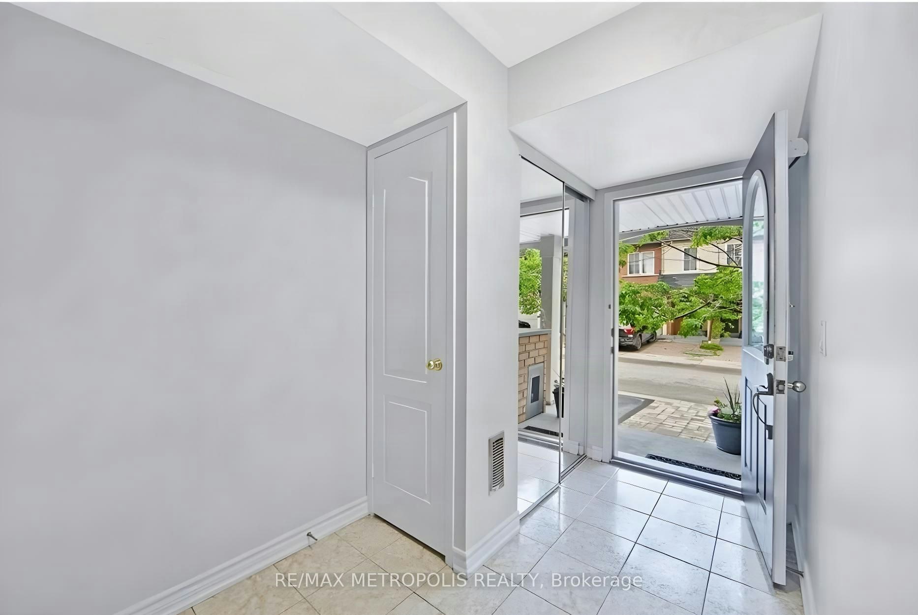 10 Pat Brooks Terrace, Toronto, ON, M1P 5G6 - 3