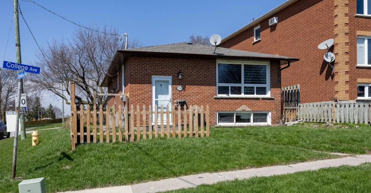 Main-324 College Avenue, Oshawa, ON, L1J 1S1