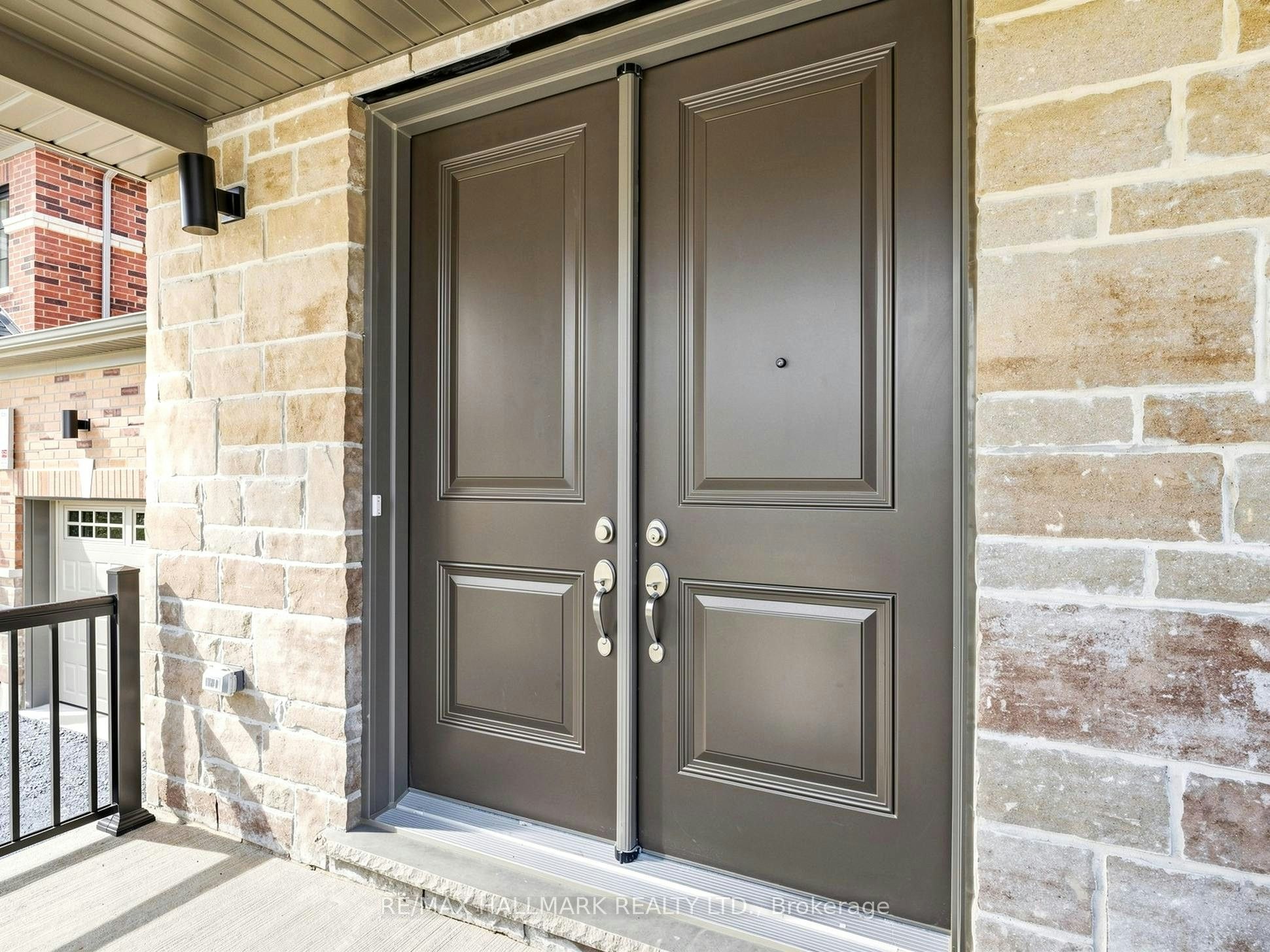 4 Sun Valley Street, Whitby, ON, L1M 2A7 - 2