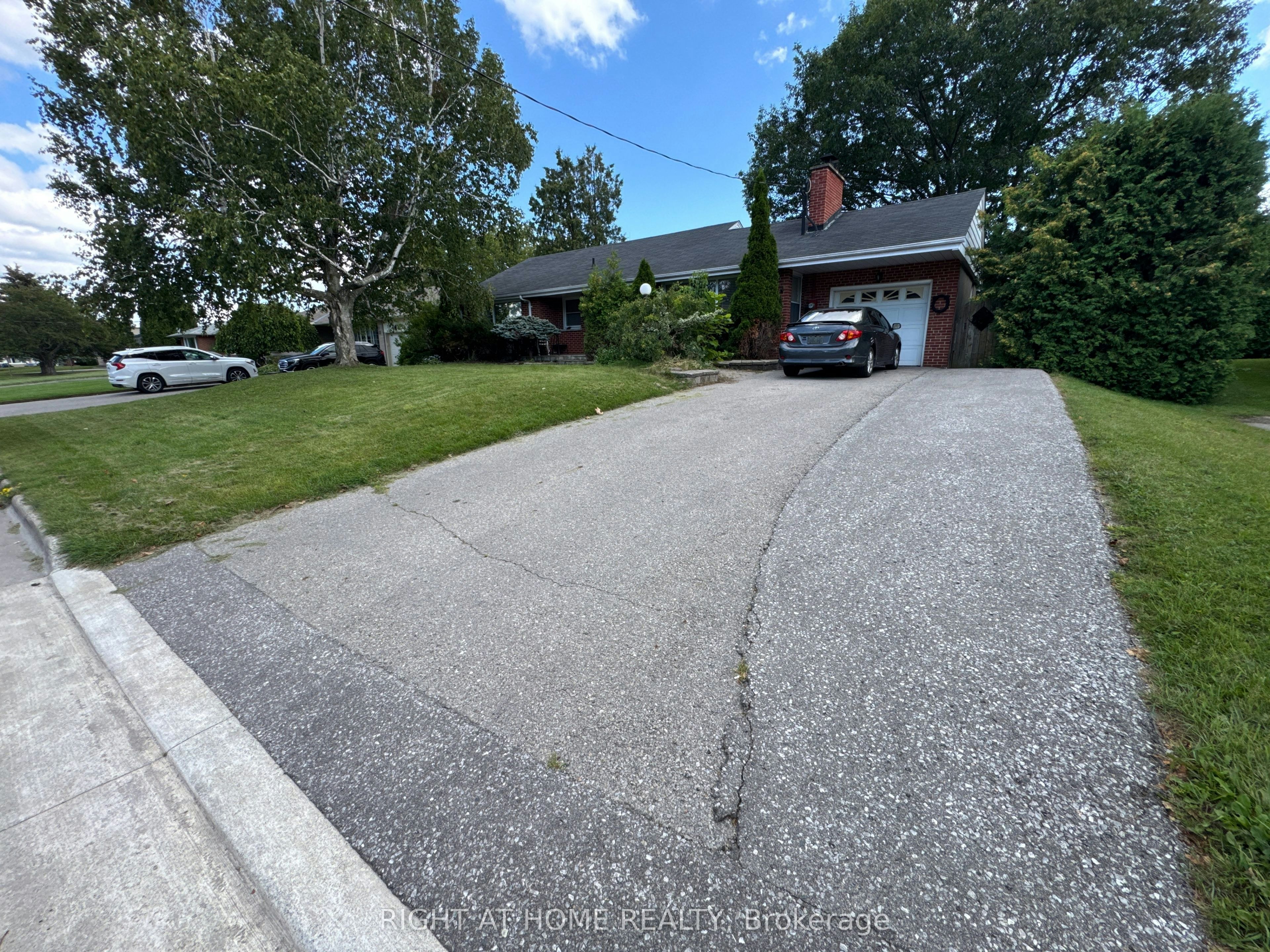 77 Churchill Avenue, Oshawa, ON, L1G 3K7 - 2