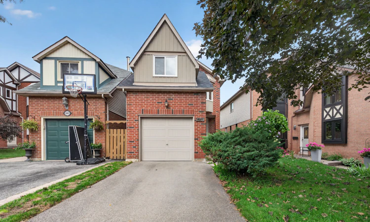 1001 Redbird Crescent