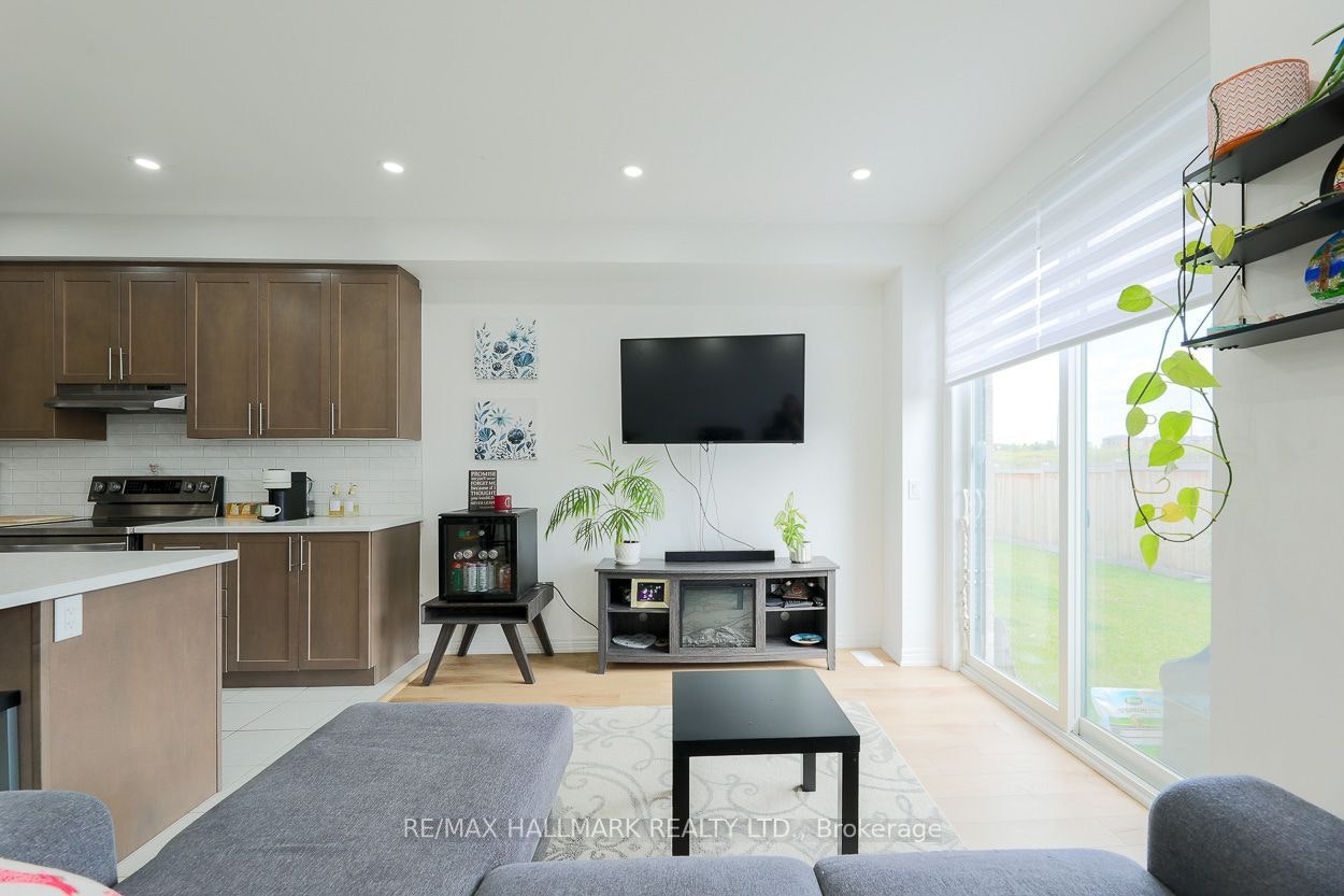 1090 Lockie Drive, Oshawa, ON, L1L 0R9 - 9