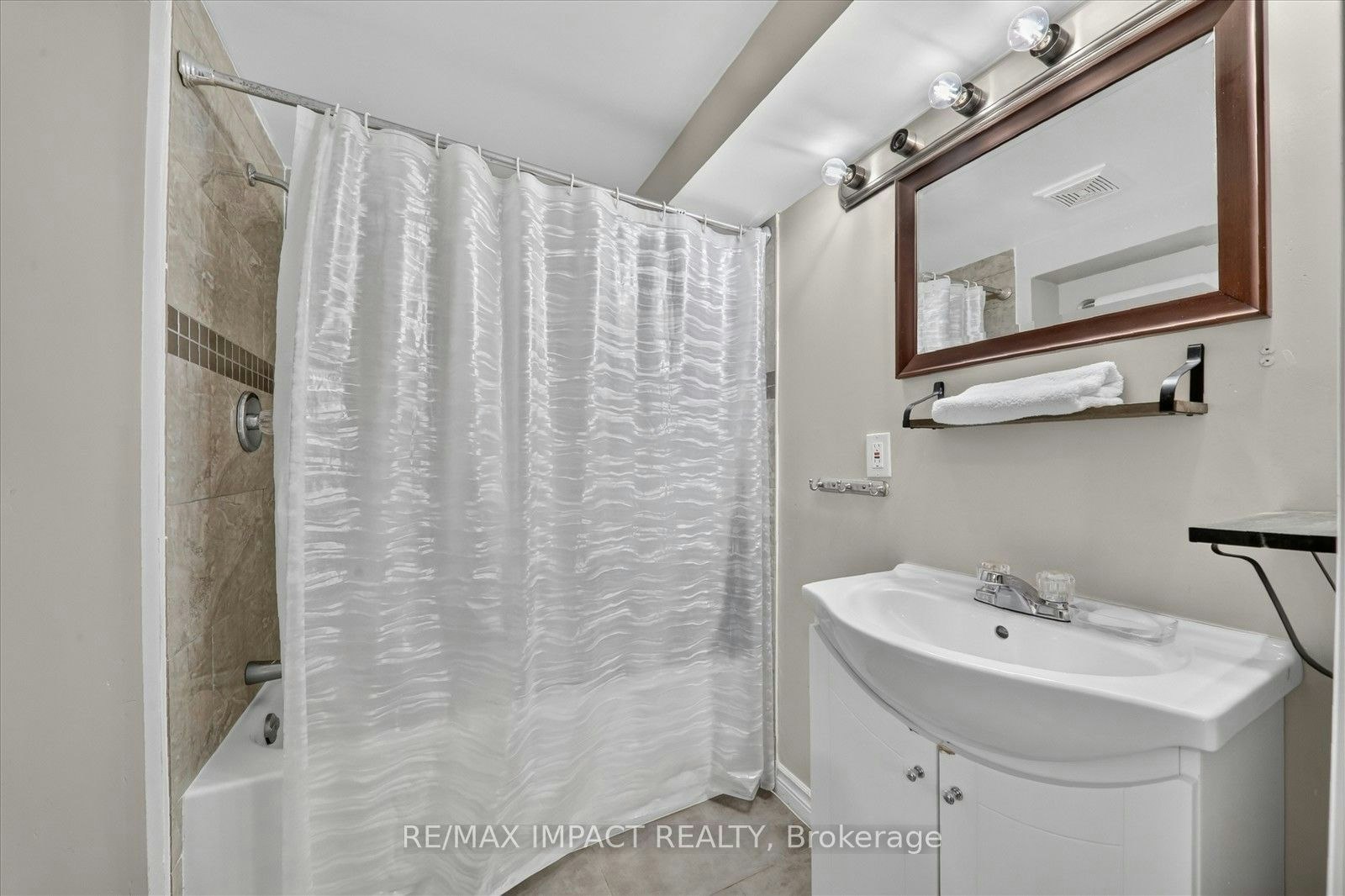 22 Canary Street, Whitby, ON, L1R 0K2 - 9