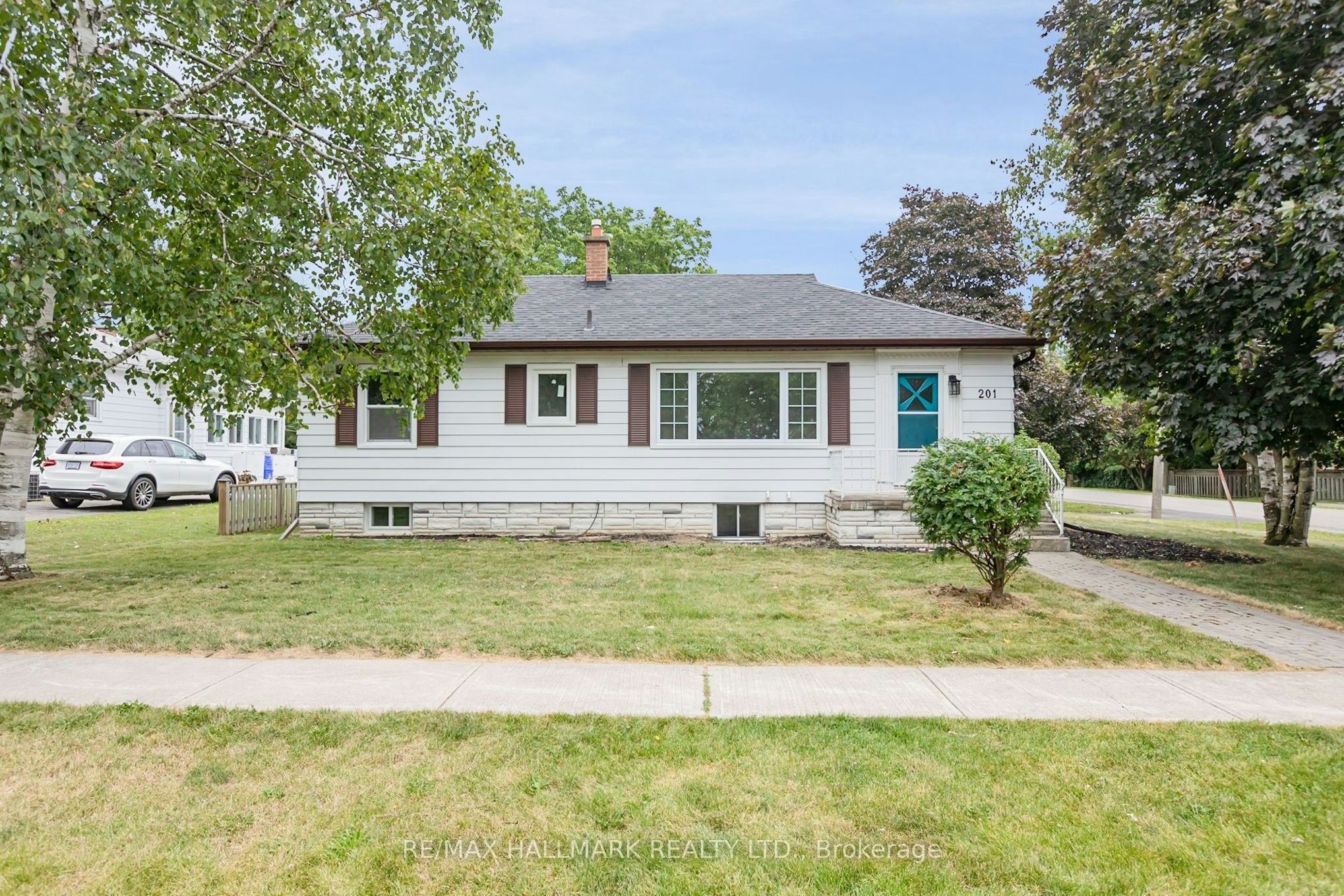 Upper-201 High Street, Whitby, ON, L1N 5H5 - 2