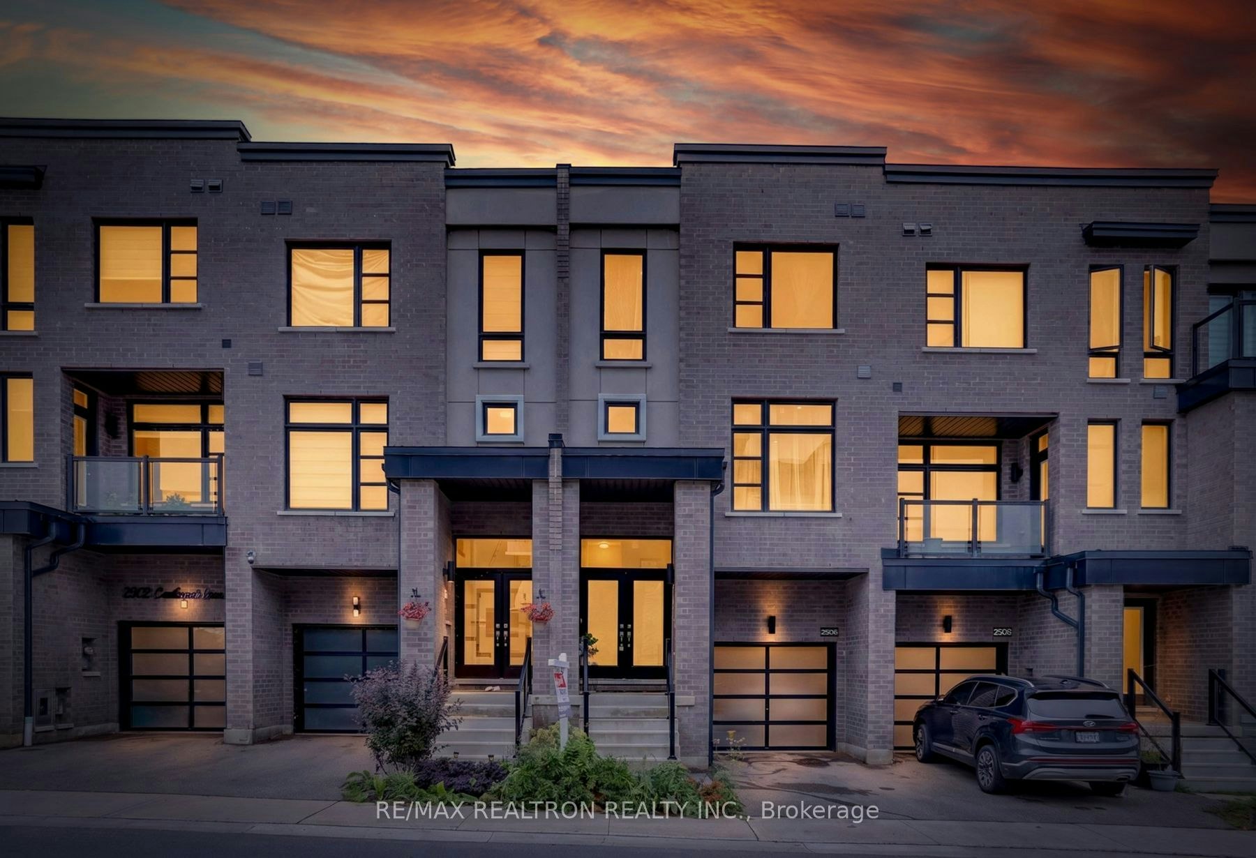 2506 Castlegate Crossing Drive, Pickering, ON, L1X 0H8