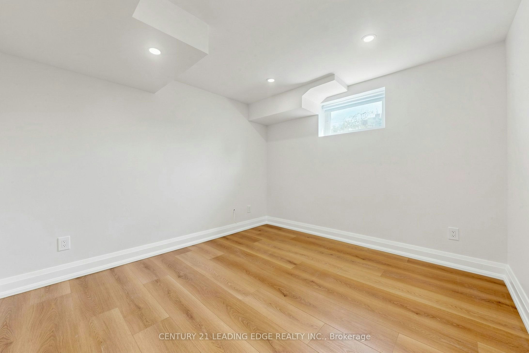 Lower-15 Maretta Avenue, Toronto, ON, M1K 3X8 - 12