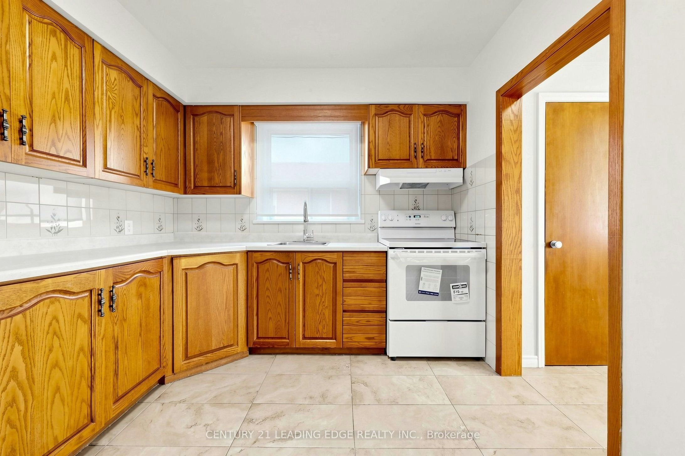Upper-15 Maretta Avenue, Toronto, ON, M1K 3X8 - 10