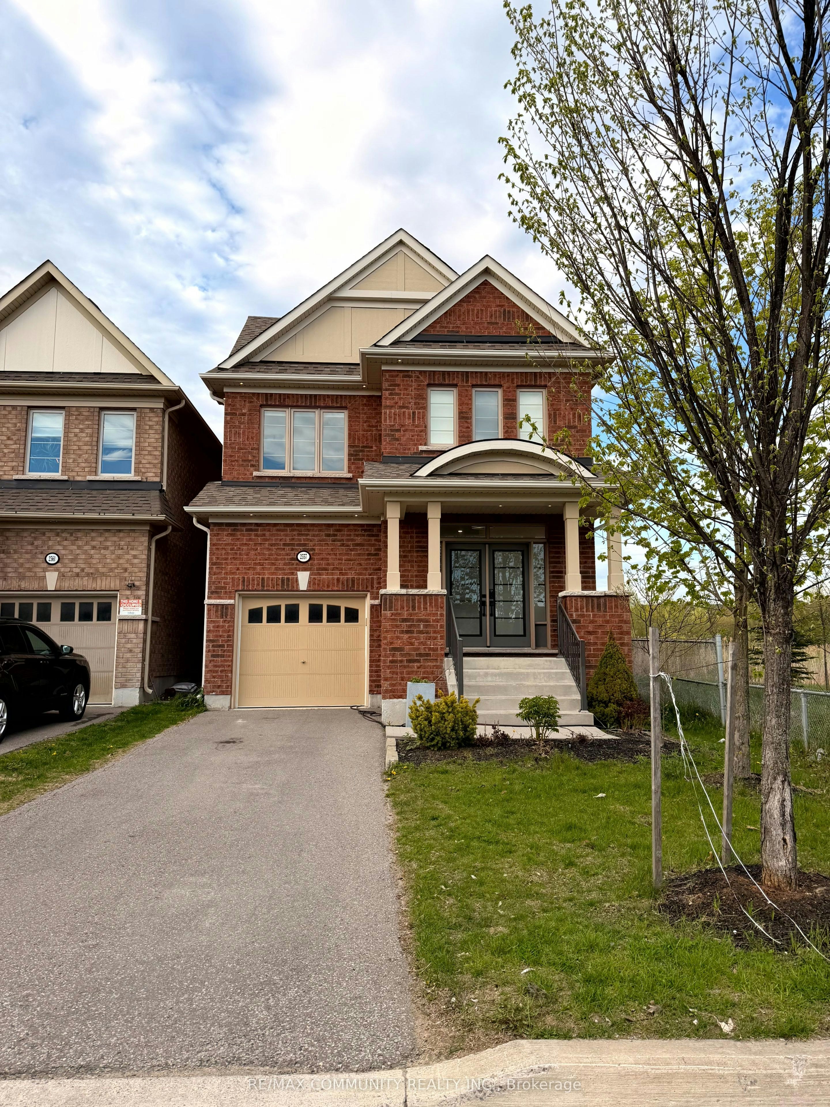 2557 Bandsman Crescent, Oshawa, ON, L1L 0M2