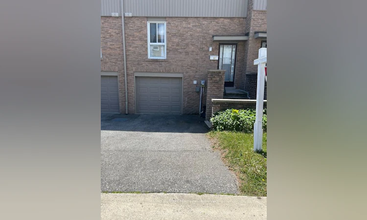 82-201 Alexmuir Boulevard