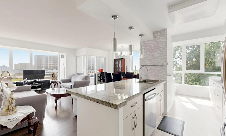 204-3231 Eglinton Avenue E