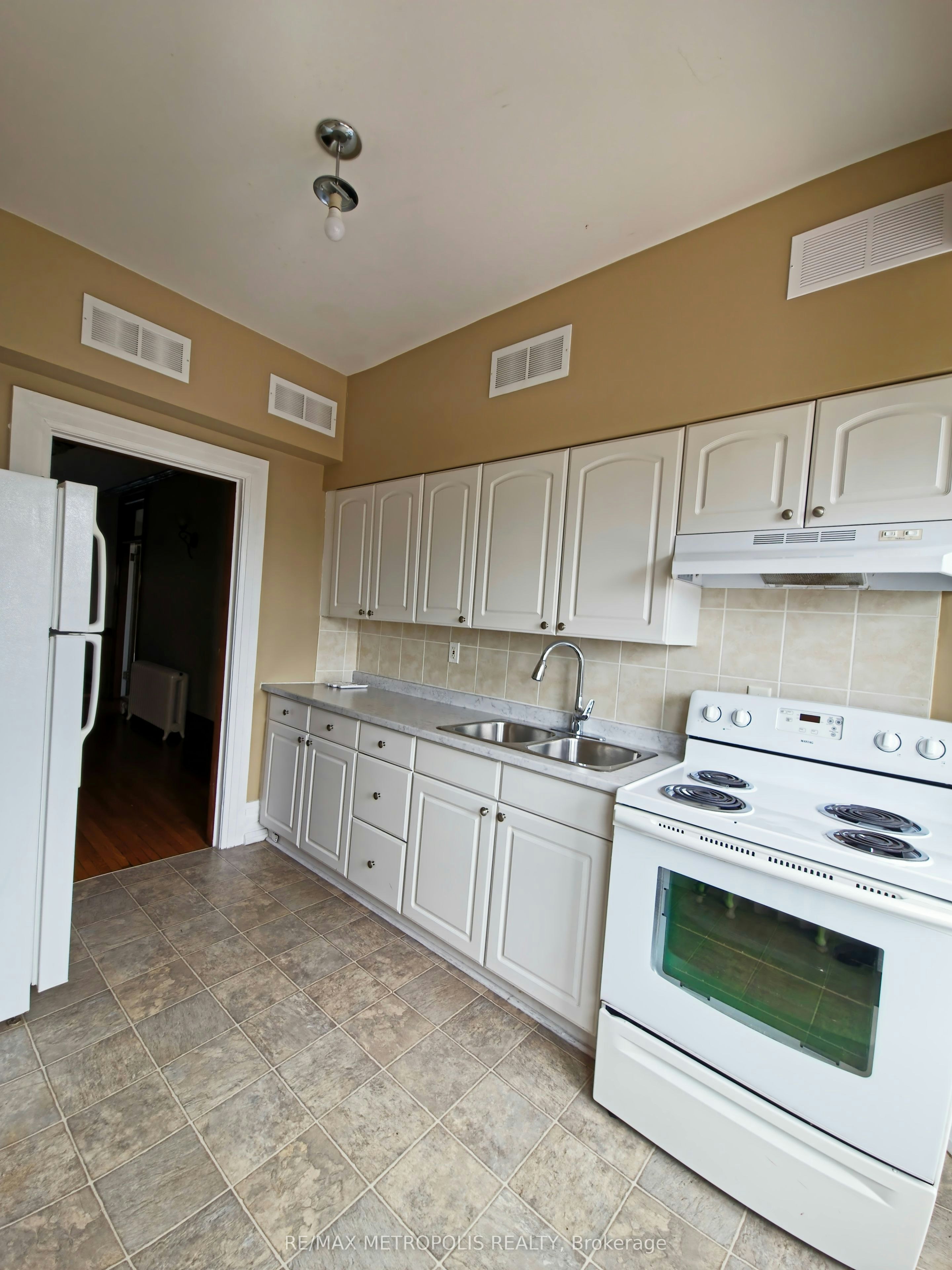 Upper #2-1110 Simcoe Street S, Oshawa, ON, L1H 4L8 - 2
